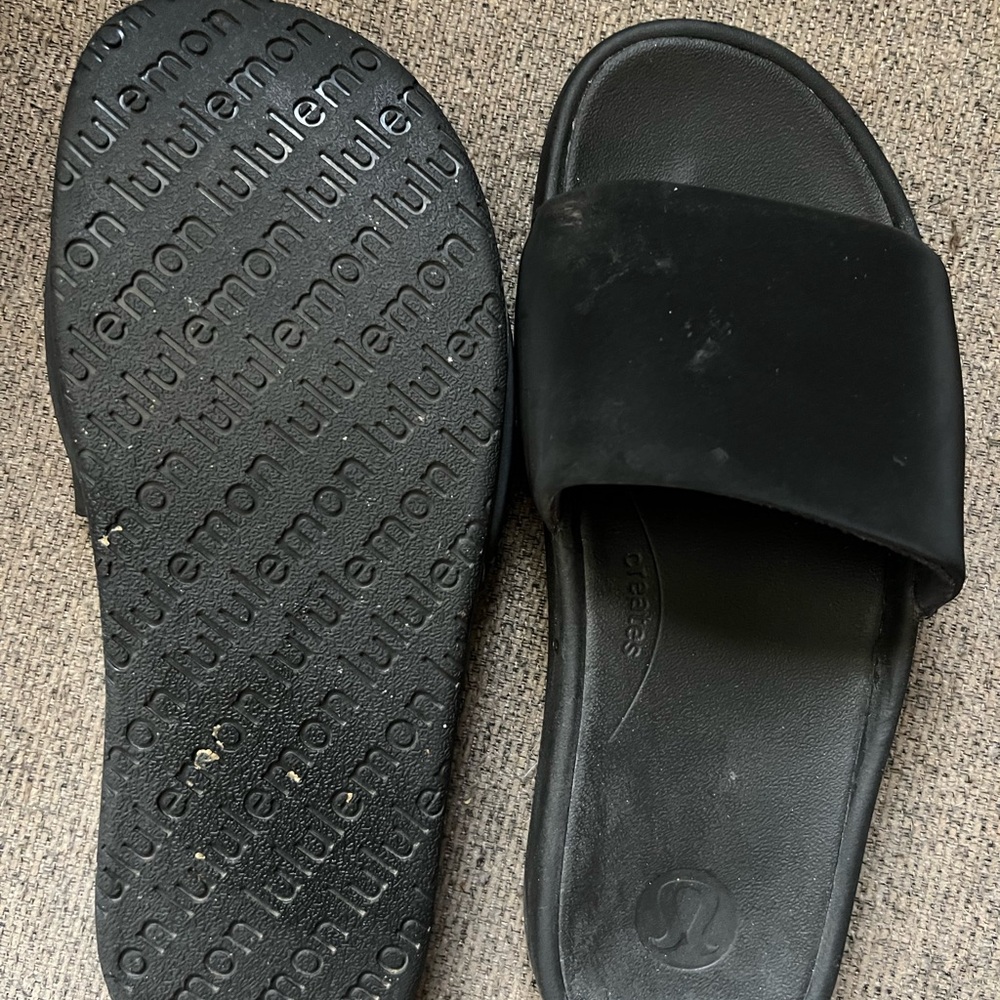 Lululemon size 8 black sandals brand new